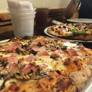 pizza de funghi y jamon y pizza vegetariana