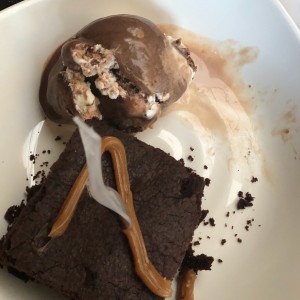 Brownie (Muy bueno) Helado cookies&cream (Excelente)
