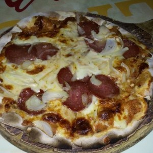 Pizza peperoni y cebolla