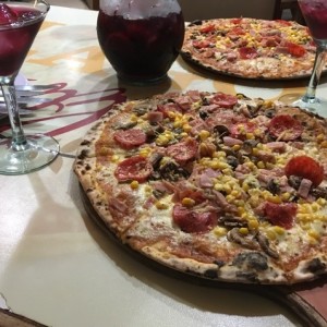 Pizza Laguito y Sangria! 
