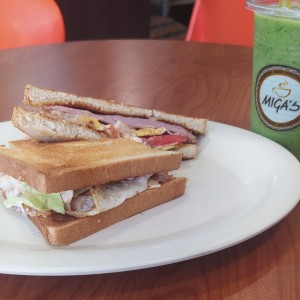 Desayuno club sandwich.