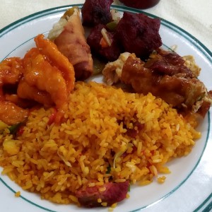 arroz frito de pollo y cerdo y acompañantes