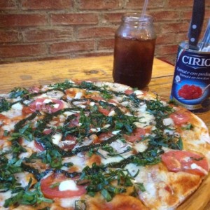 Pizza Pomodoro y Pesto
