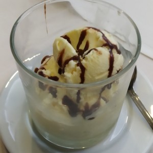 helado de mantecado con sirope de chocolate