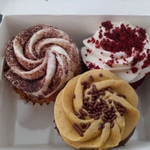 Cupcakes (Red velvet, Tiramisu)
