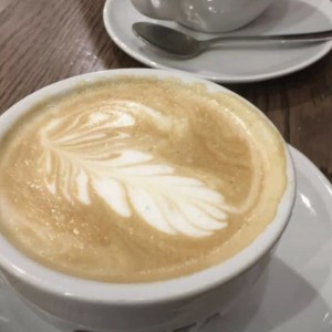 Excelente Café experso con leche… GENIAL!!