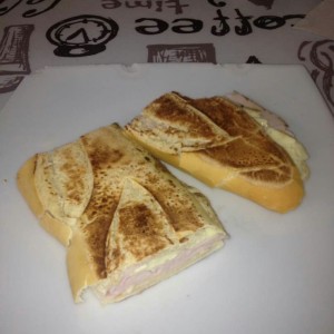 Sandwich de Jamon y Queso Blanco, muy desmejorado, mejor pidan otra cosa