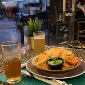 Cerveza artesanal (2x1 los viernes) y racion de nachos