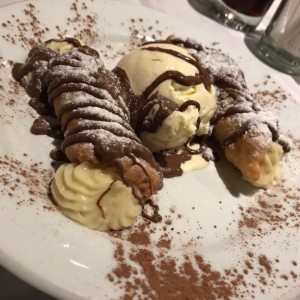 Cannolis rellenos de chocolate y crema pastelera con helado de mantecado 