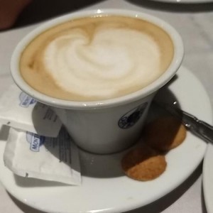 Cafe con leche grande y galletitas de coco