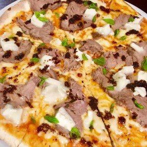 Pizza San Giorgio. Carne y Queso Madurado.