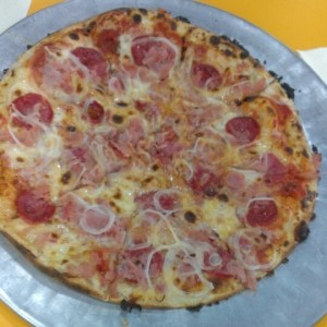 Pizza con Jamon, Salchichon y Cebolla