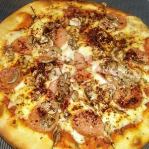 Pizza Pepperoni Picante con Hongos