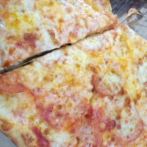 Pizza con queso y salami muy buena la recomiendo. 