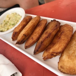 Empanaditas Mixtas com salda de Ajoporro