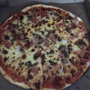 Pizza Charcutera, muy buena..!