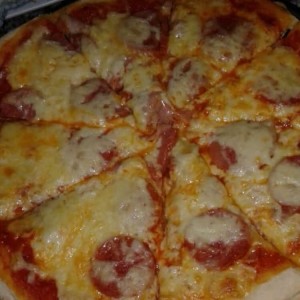 Pizza Charcutera, excelente..!
