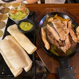 Fajitas con Tirras de Carne y Pollo con Ensalada con Guasacaca