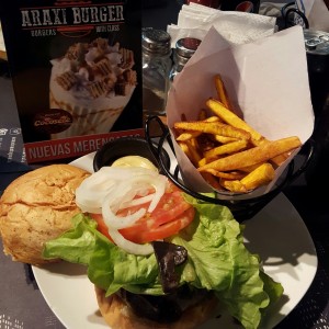 Hamburguesa Araxi Burger con tostones