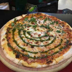 Mitad Capresa y mitad Napolitana, pizza de 16”