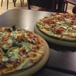Pizzas Quattro (1er.Plano) y Capresa