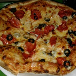 pizza de peperoni y aceitunas