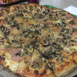 Pizza de Hongos, Jamon y Mozarella
