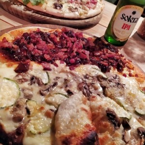 Pizzas Top - Zucchini & Funghi con tocineta y cebolla caramelizada