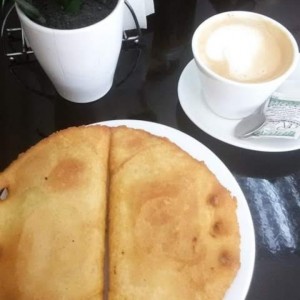 empanadas y café marrón grande
