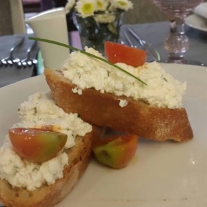 bruschettas con queso de cabra y tomates cherry