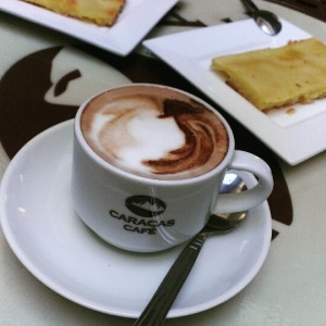 mocaccino y torta de queso criolla.