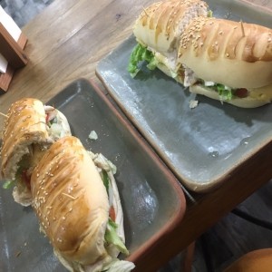 Sandwich de atun y sandwich de pollo.