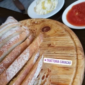 pan de la casa, salsa napoli y parmigiano 