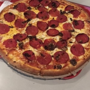 Pizza de pepperoni con champiñones ( los champiñones eran miniatura)