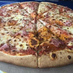 Pizza grande con jamón