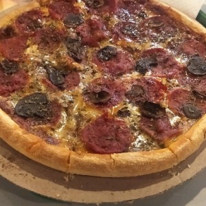 Pizza con pepperoni y champiñones