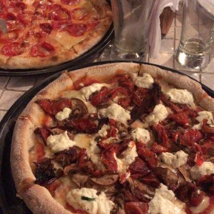 Pizza tomate secos, berenjenas grilladas y queso de cabra