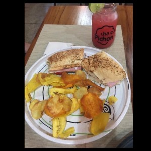 Sandwich Jamón y Queso con Tomate y Chips Naturales de Papa Plátano y Batata acompañado con Limonada-Patilla