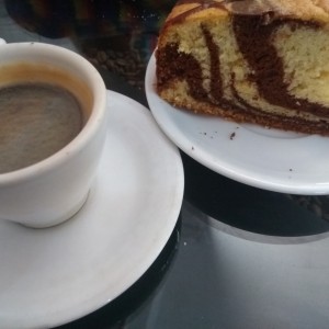 cafe negro y torta marmoleada