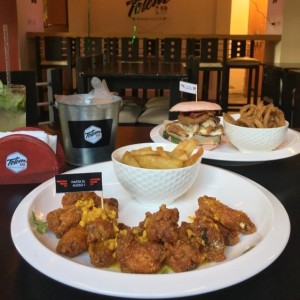 Alitas de pollo y hamburguesa de pollo