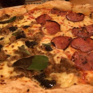pizza de fungie (sin salsa) con peperoni picante (con salsa)
