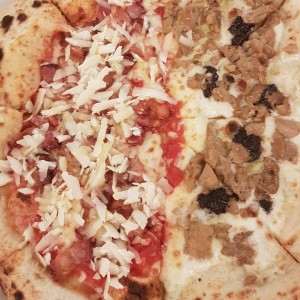 Pizza mitad Funghi Porcini y mitad San Marzano