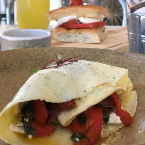 omelette y capresa sandwich 