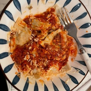 Raviolis de champiñones en salsa bologna