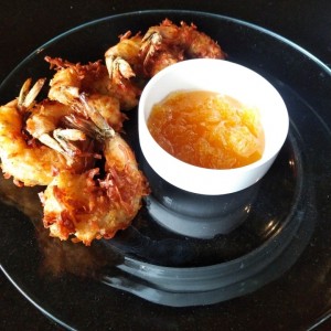 Camarones en coco con salsa a base de naranja