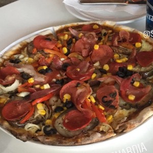 pizza Saggezza: pepperoni, tocineta, berenjena, maiz, aceituna negra, pimenton y cebolla