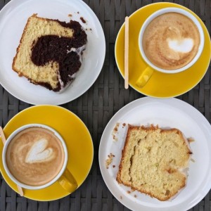 Mocaccino, capuccino, torta marmoleada con limon y torta de vaimilla con limon