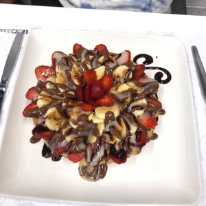 waffle con frutas y chocolate 