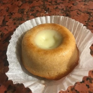 mini torta de pan rellena de crema inglesa