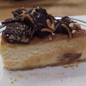 CHEESECAKES - BROWNIE SNICKERS CHEESECAKE
